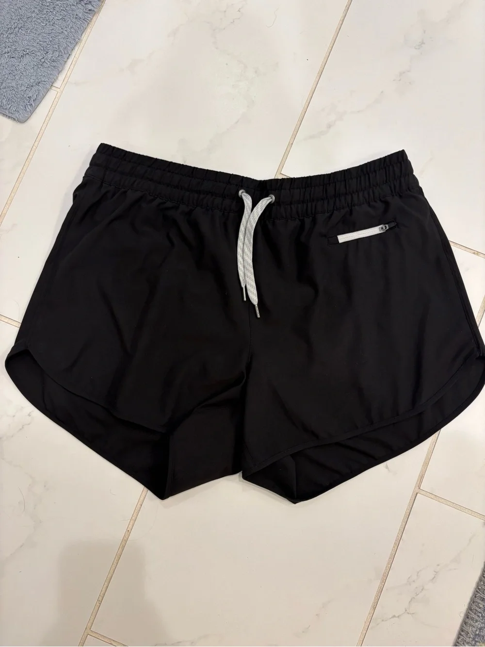 Vuori Women’s Clementine 2.0 black shorts size XL 4”
